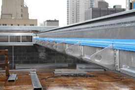 Stahlbefestigung für Spielplatz auf dem Dach
